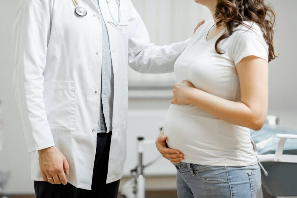 Femme enceinte avec son gynécologue-obstétricien