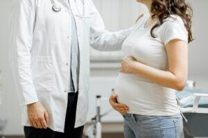 Femme enceinte avec son gynécologue-obstétricien