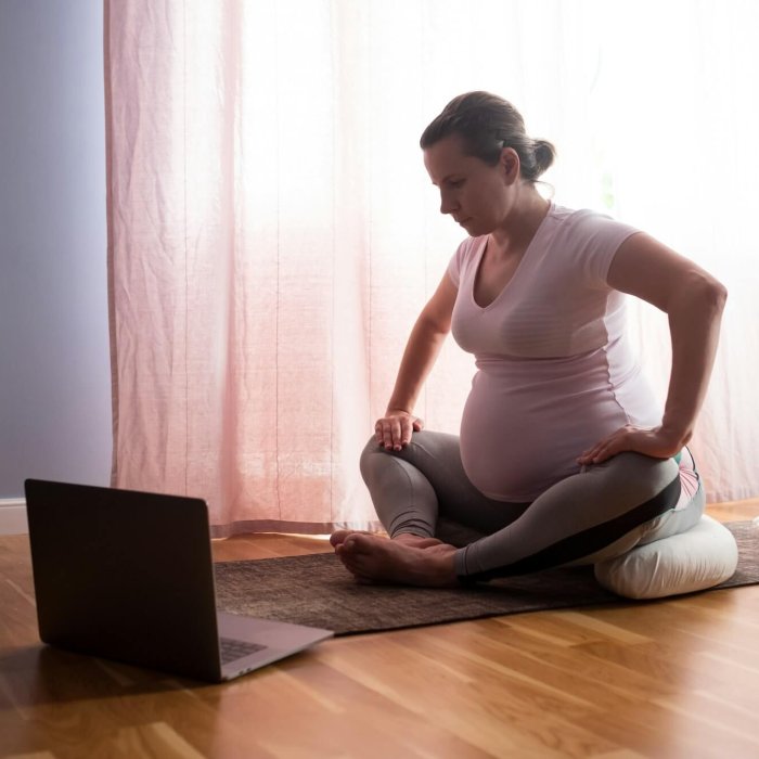 Jeune femme enceinte pratiquant le yoga